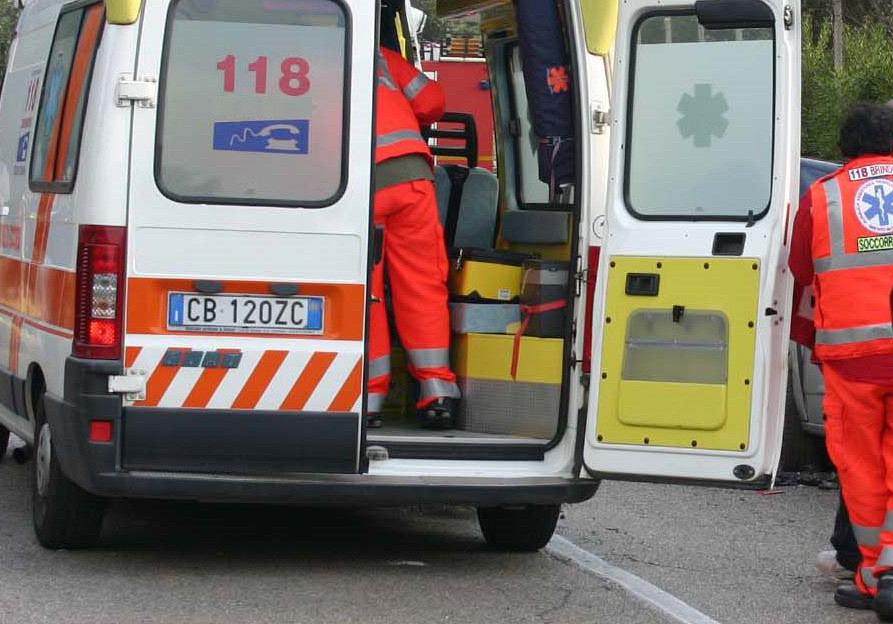 Contromano in bici, 11enne travolto da un furgone
