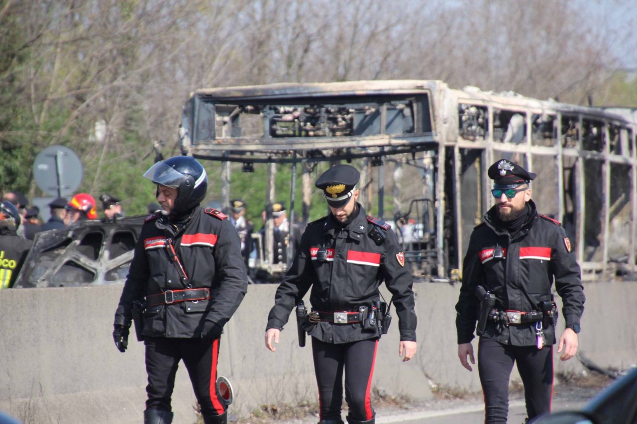 Terrore sul pullman | L’AUDIO choc della telefonata da autobus sequestrato ai carabinieri