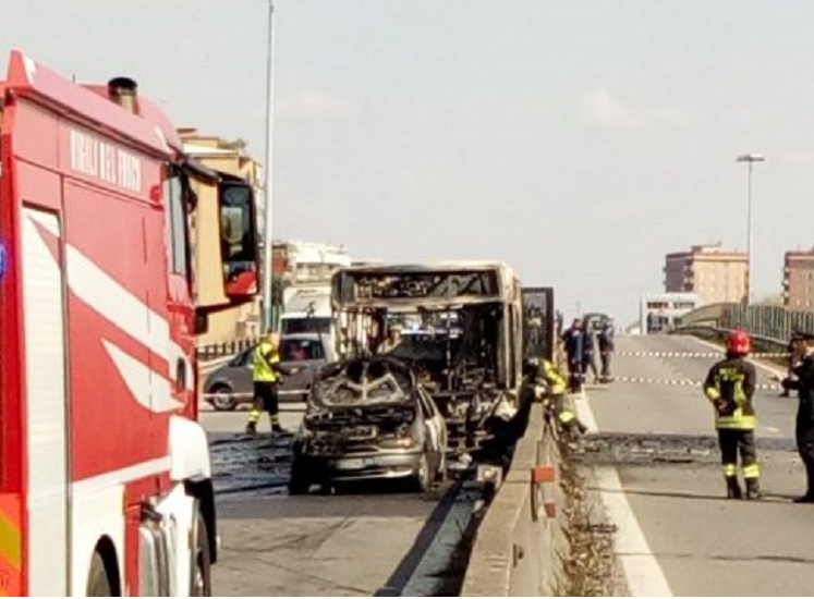 Autobus in fiamme, lo sconcerto di Autoguidovie: “Lavora con noi da 15 anni” VIDEO
