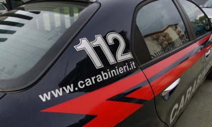 Finti carabinieri rapinano automobilista: sparano un colpo a salve e fuggono con la Bmw X6