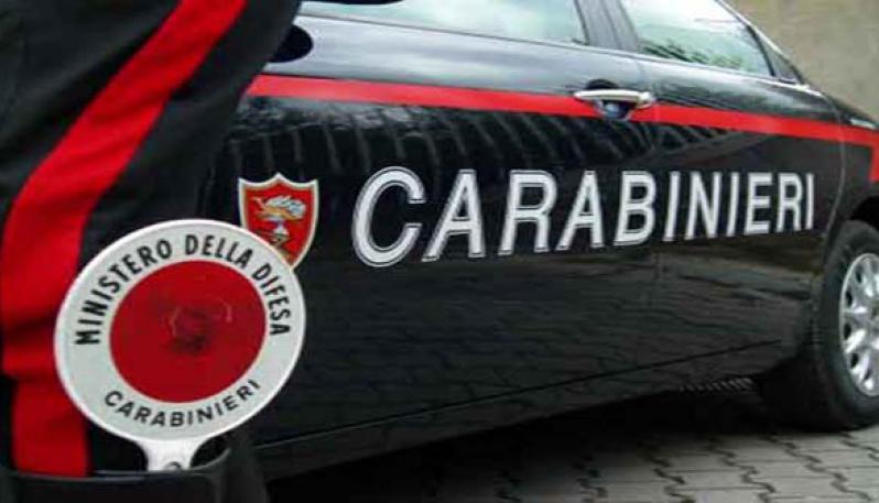 Fa pipì sull’autobus e aggredisce autista e passeggeri che reagiscono indignati