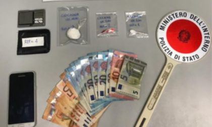 Bloccato mentre cede una dose di cocaina, arrestato pusher albanese