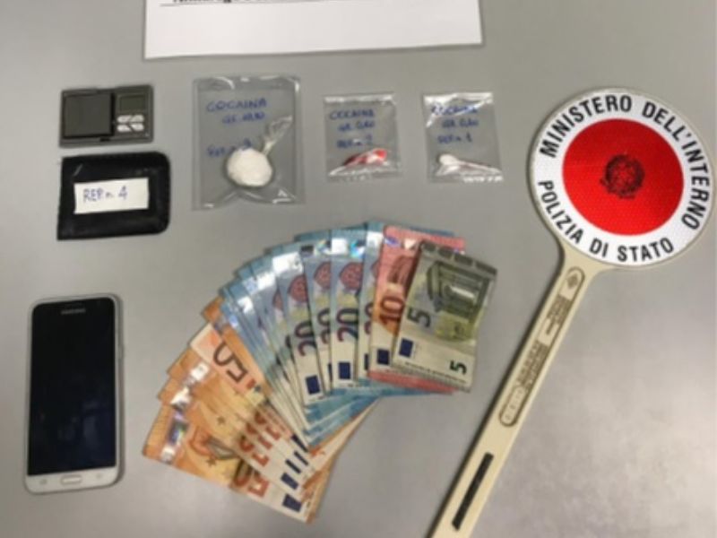Bloccato mentre cede una dose di cocaina, arrestato pusher albanese