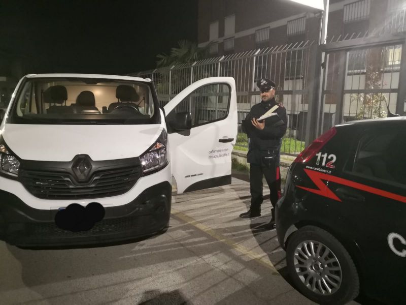 Rubano furgone e alla vista dei Carabinieri scappano abbandonando il veicolo