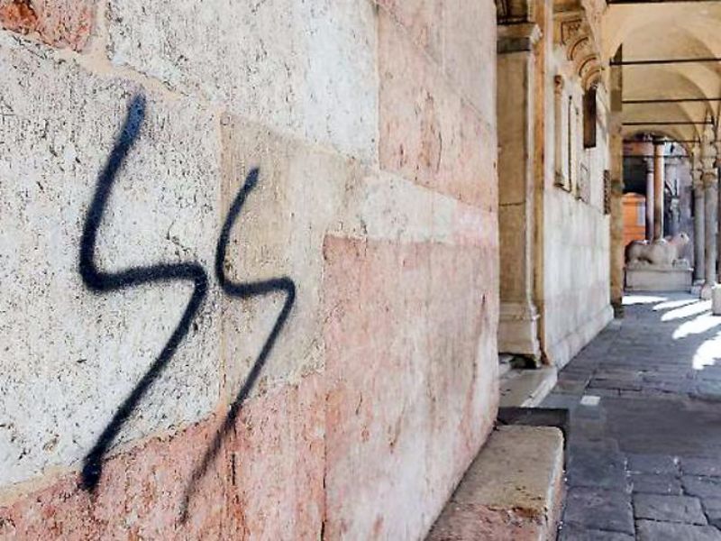 Raid vandalico, imbrattati i muri del Duomo e del centro storico