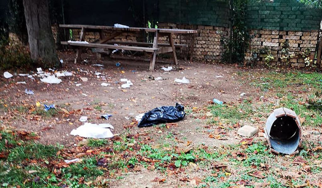 Un altro raid vandalico, nella notte distrutto il parco giochi di Gombito