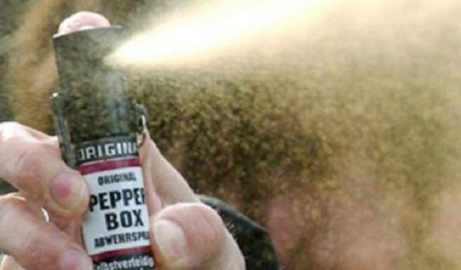 Spruzza al volto dell’automobilista che le offre un passaggio dello spray al peperoncino, poi lo deruba di cellulare e orologio