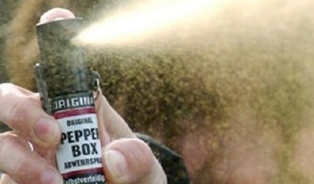 Finti tecnici del gas armati di spray al peperoncino rapinano coppia di anziani