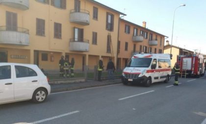 Barricato in casa con la sorella disabile, i carabinieri sfondano la finestra