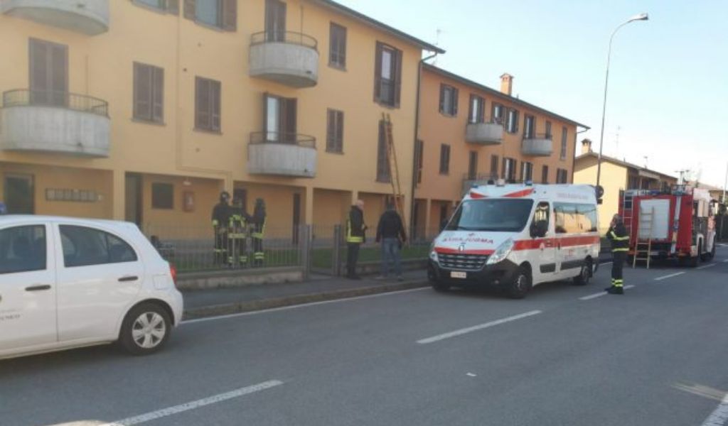 Barricato in casa con la sorella disabile, i carabinieri sfondano la finestra