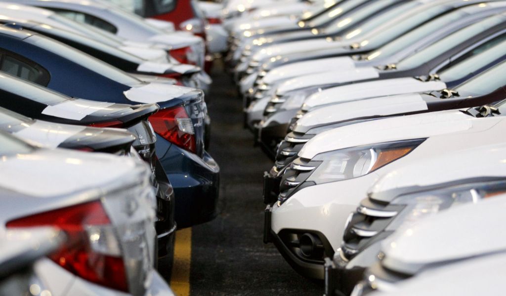 Rubavano auto e le rivendevano con false immatricolazioni estere