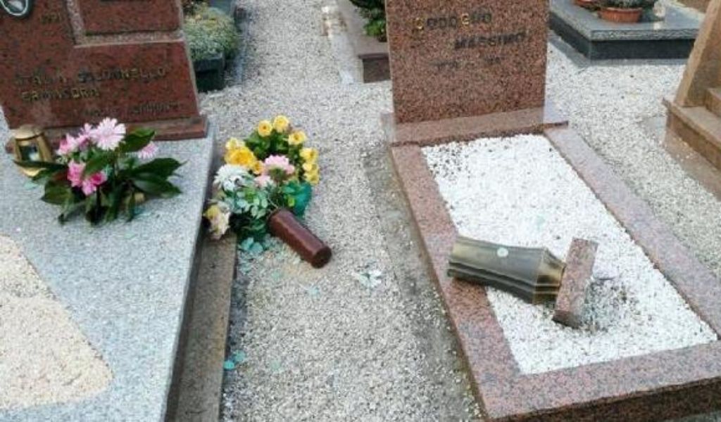 Vandalismi, furti e dispetti: nel mirino il cimitero di Soncino