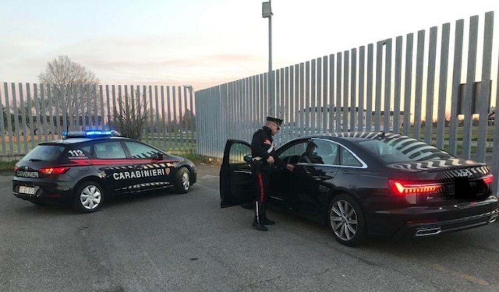 L’auto che guida (del valore di 80mila euro) è rubata: denunciato