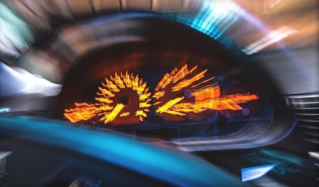 A 170 km orari sulla Quinzanese alla guida della sua Porsche Cayenne