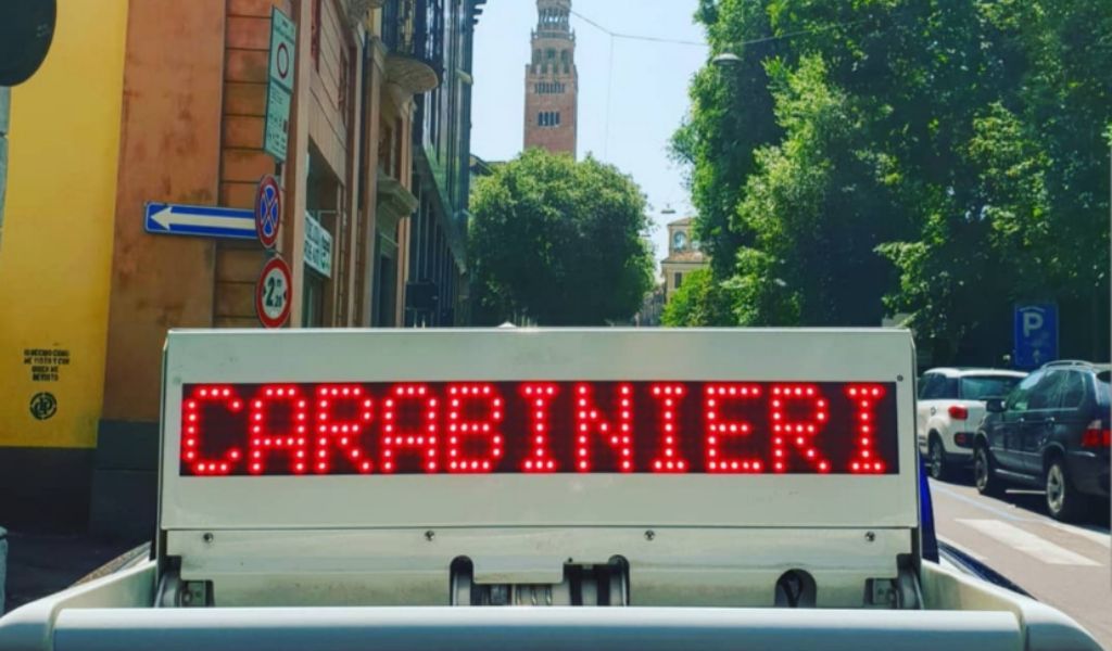Bullo minaccia e rapina tre minori a Cremona ma un agente fuori servizio interviene
