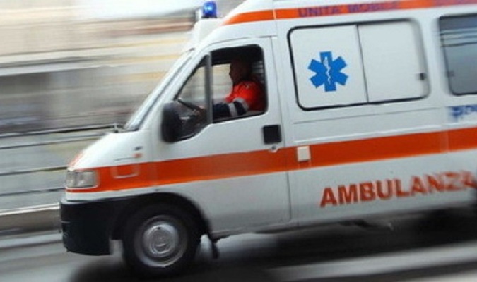Auto nel fosso, ma all’arrivo dei soccorsi la conducente non c’è