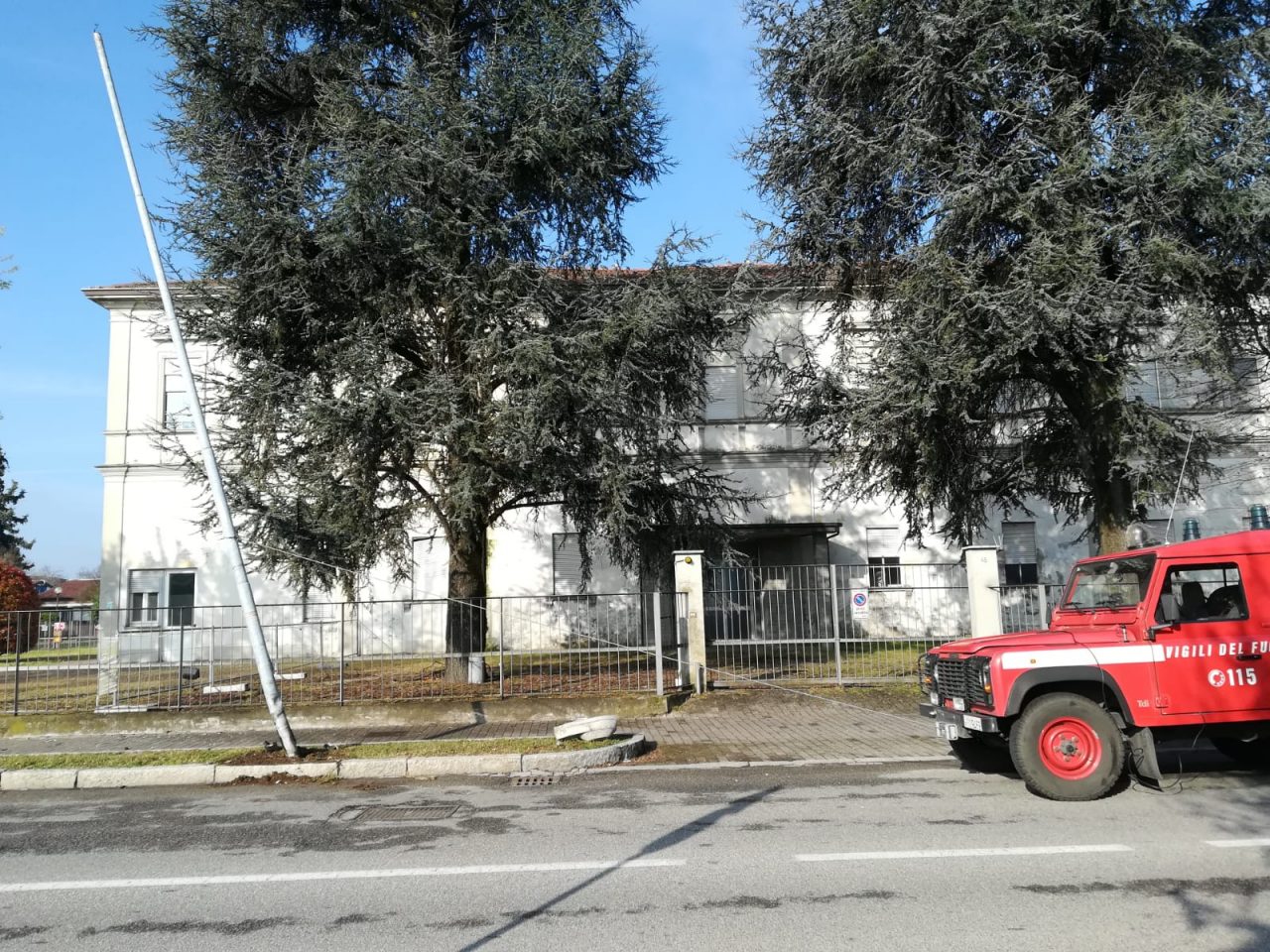 Finisce con l’auto contro il lampione, due donne ferite FOTO