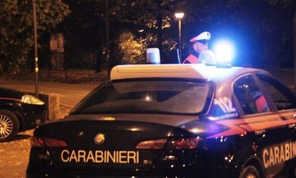 Minaccia un connazionale e tenta di sfondargli la porta di casa: denunciato