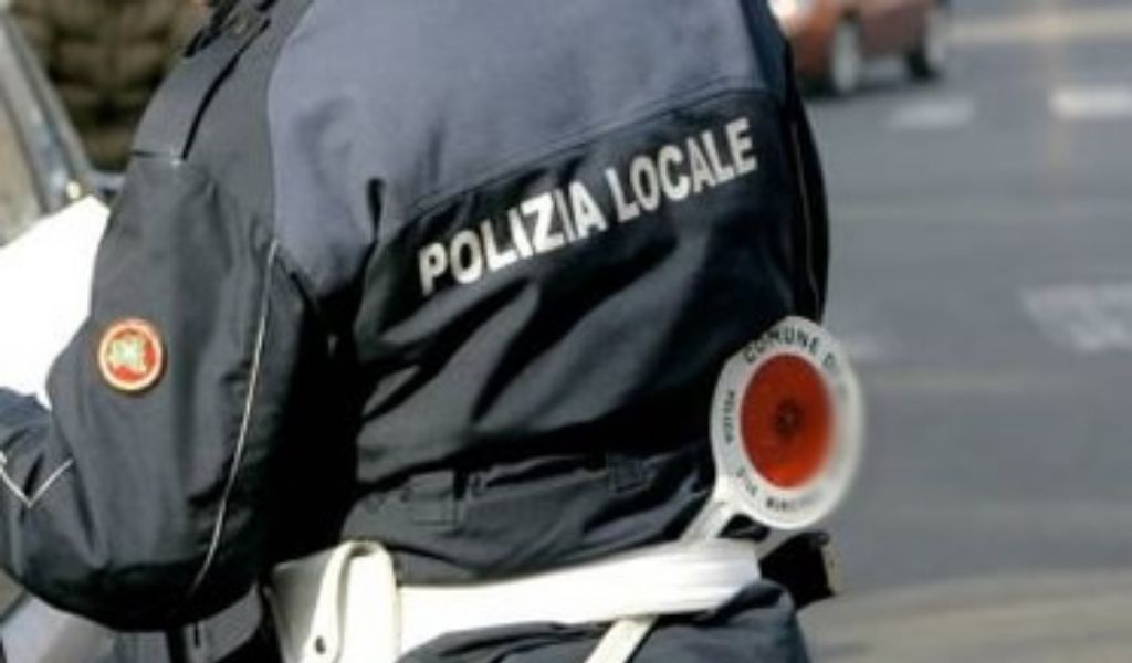 Alla guida di un’auto di grossa cilindrata butta giù diversi cartelli e si dà alla fuga