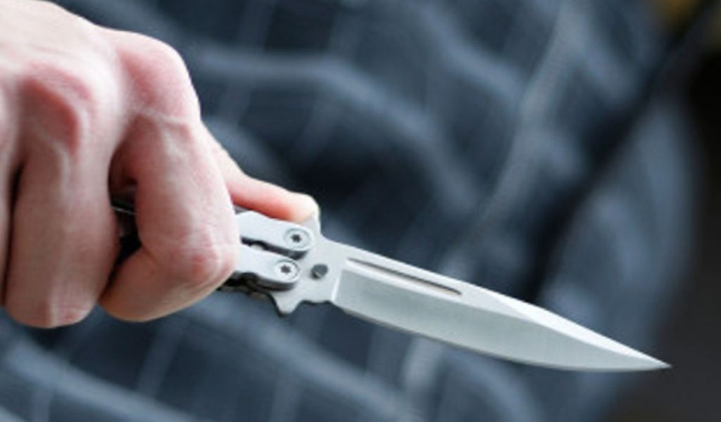Aggressione al “Gipsy Cafè” armato di coltello, denunciato il responsabile