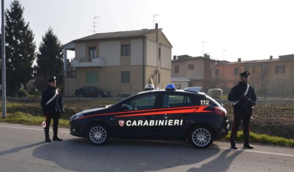 Tentano di rubare la collanina a un’anziana con la “tecnica dell’abbraccio”
