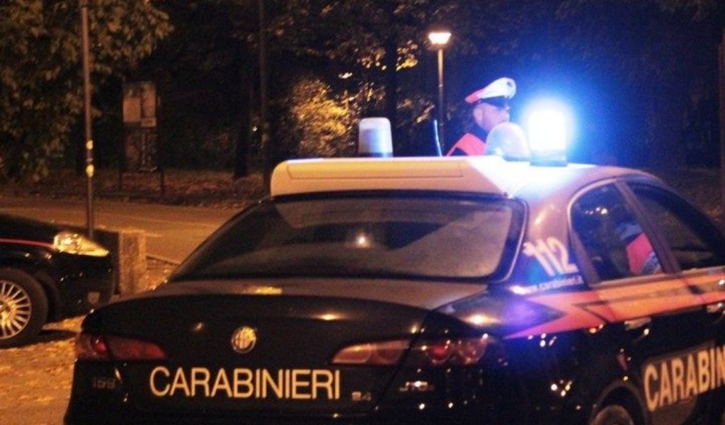 Vuole farla finita lanciandosi dal cavalcavia della linea ferroviaria, salvato in extremis