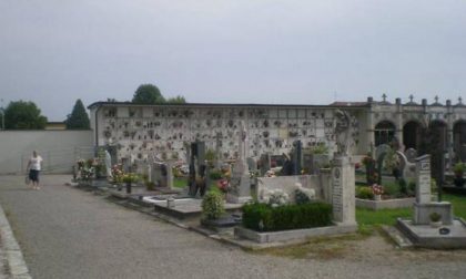 Vandali al cimitero di Pandino, distrutta croce posta su una tomba
