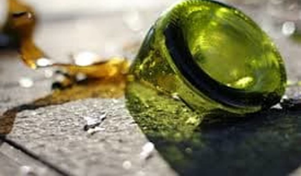La lite tra giovanissimi finisce a colpi di bottigliate in testa, denunciato 18enne