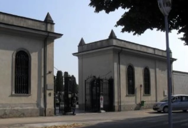 Restano chiusi nel cimitero per colpa… dell’ora legale