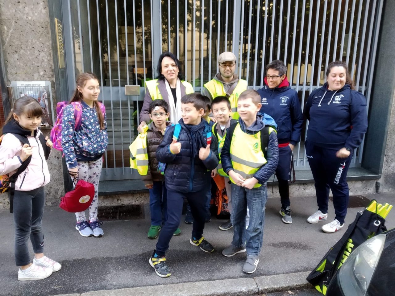 Sportivi e giovani musicisti con i bambini sulle linee del piedibus FOTO