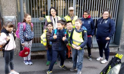 Sportivi e giovani musicisti con i bambini sulle linee del piedibus FOTO