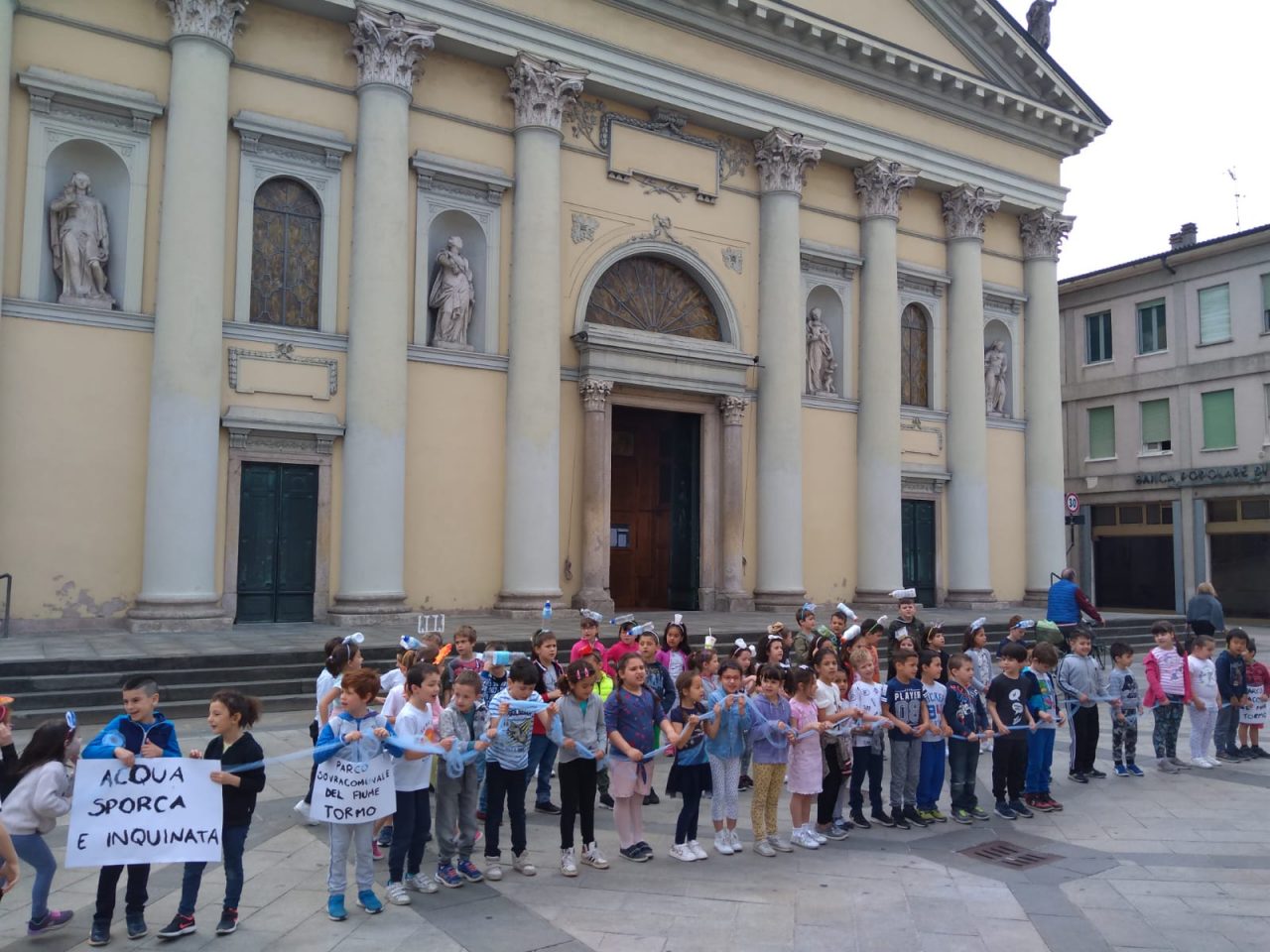Flashmob per il clima nel castello di Pandino FOTO