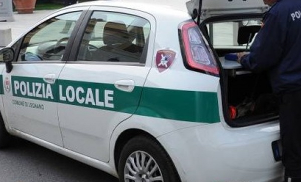 Intestatario di 45 auto di grossa cilindrata, ma l’autosalone non c’è