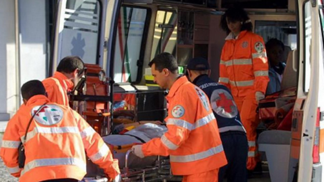 Aggressione al bar, gli spacca un bicchiere sulla testa