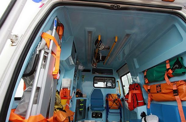 Schianto tra due auto: anziana colta da malore in codice rosso