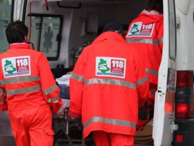 Scontro tra due auto, una finisce in un fosso: due donne e una 13enne coinvolte