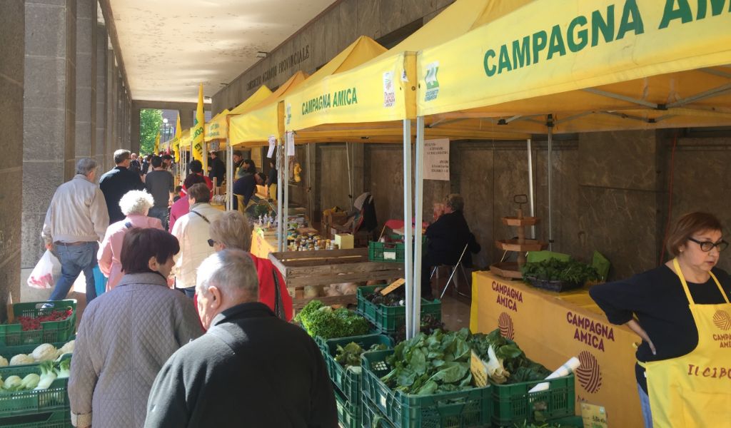 Campagna Amica, un successo il mercato presso il portico del Consorzio Agrario