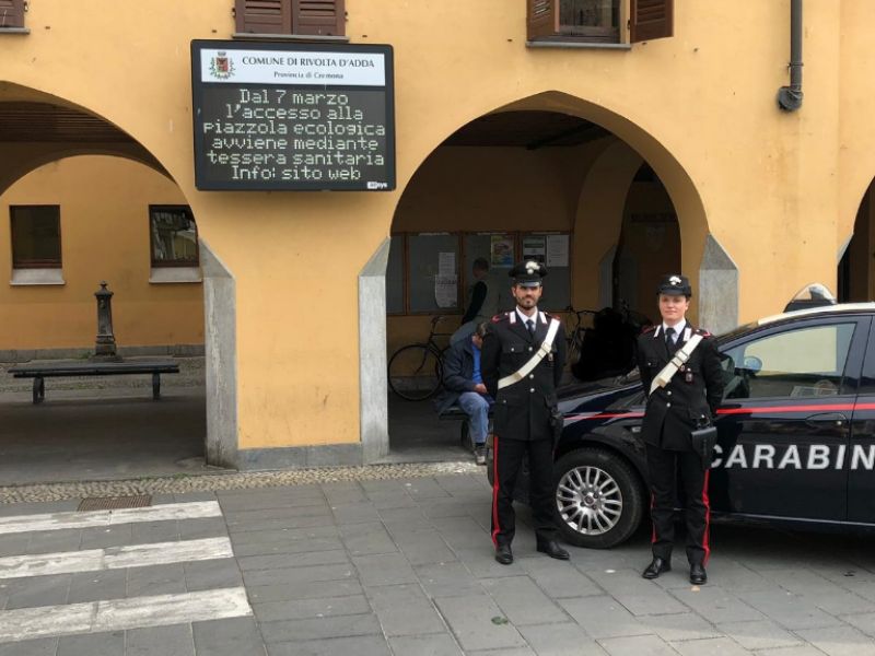 Strappano manifesti e li incendiano: 25enne e 29enne incastrati dai video