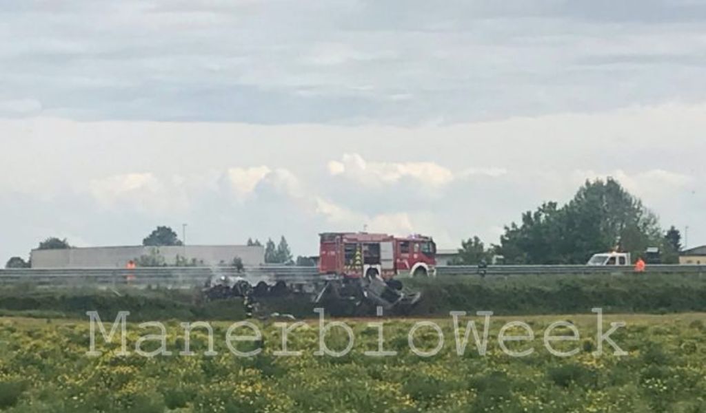 Camion finisce fuori strada e prende fuoco in A21