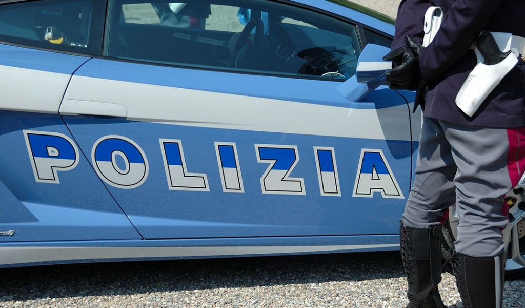 Calci e pugni per mancata precedenza: 56enne in ospedale