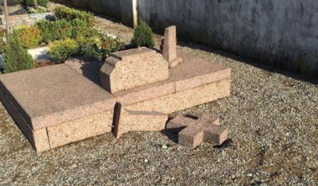 Ancora vandali al cimitero di Pandino: un’altra croce spezzata