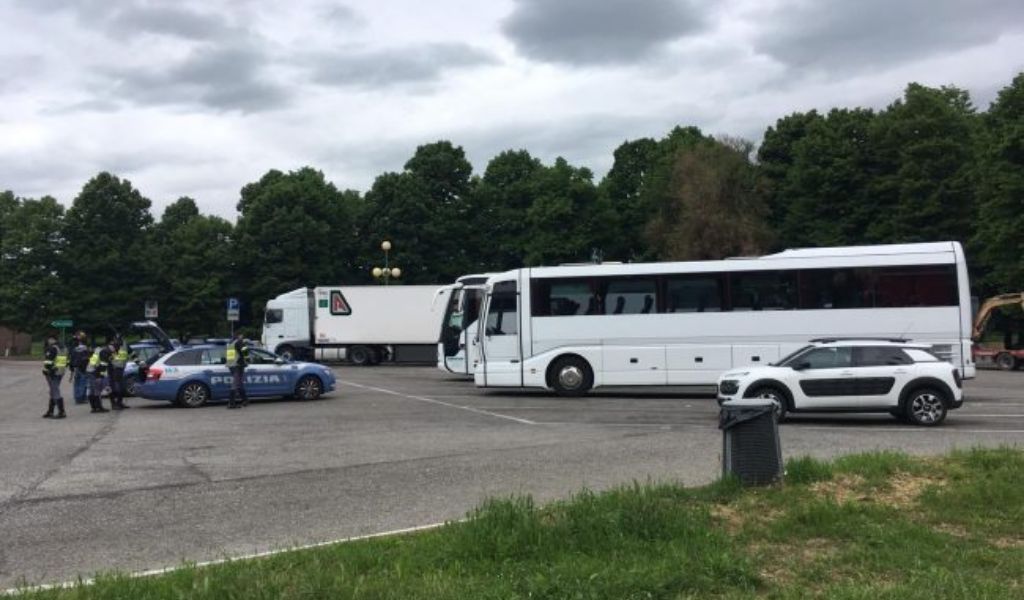 Ubriaco alla guida del bus: paura per una scolaresca in gita