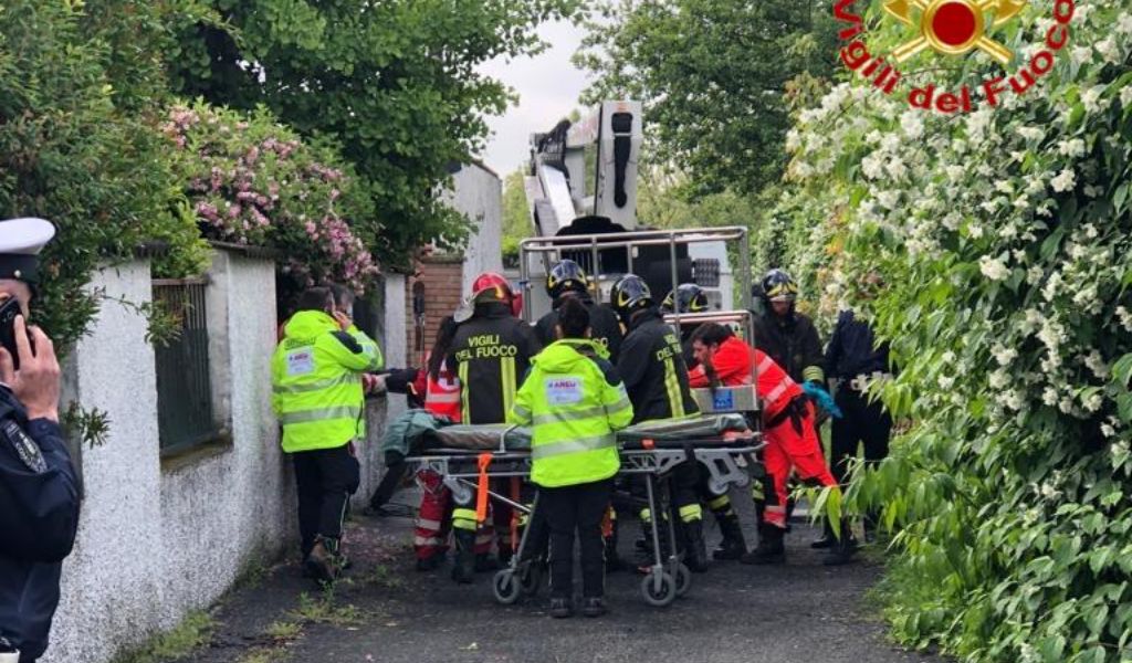 Folgorato sul lavoro nel Lodigiano: le condizioni dello spazzacamino cremonese