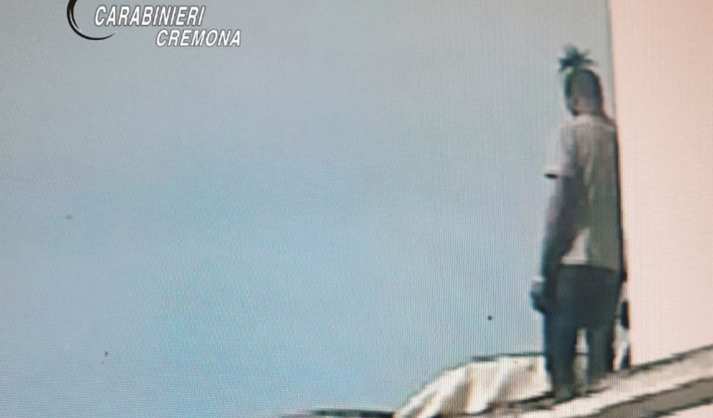 Minaccia di lanciarsi dal tetto della Camera di Commercio FOTO