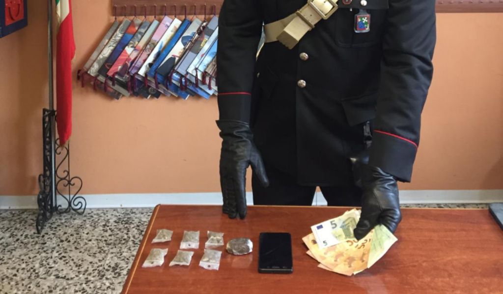 Hashish e marijuana in camera, arrestato 46enne