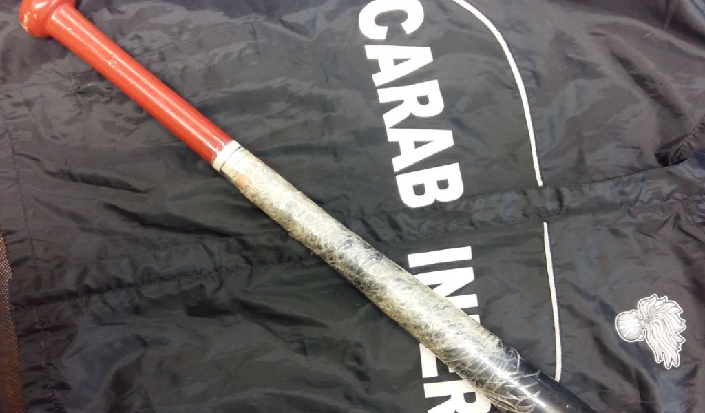 Minaccia la ex con una mazza da baseball: denunciato