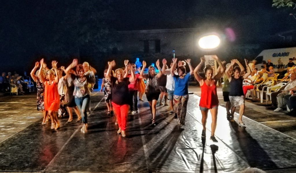 Torna la rassegna “Ballando Ballando”: quattro serate con animazione, musica dal vivo e balli di gruppo