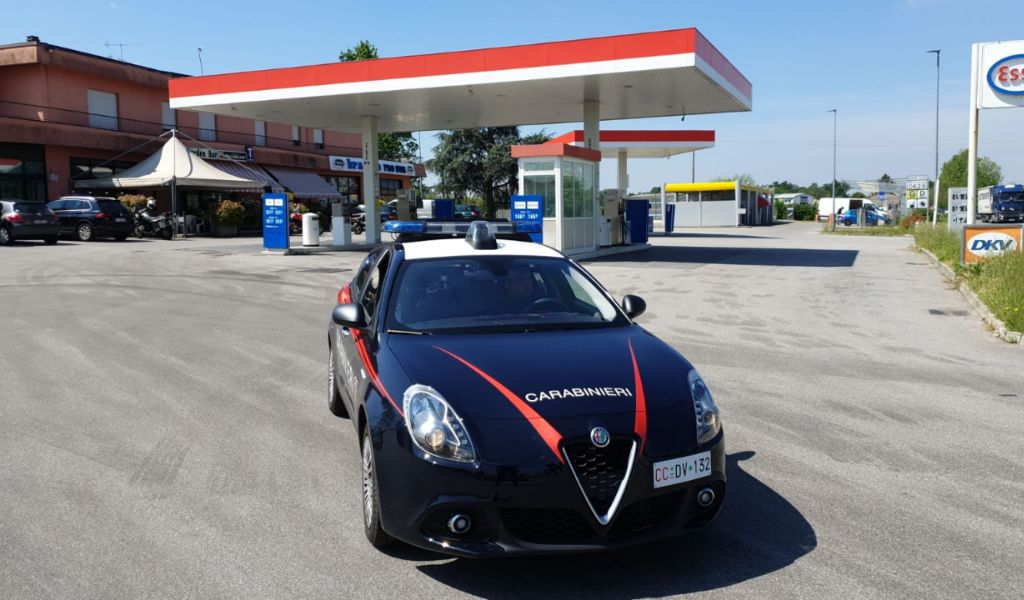 Furto al distributore di benzina, portati via contanti e un’automobile