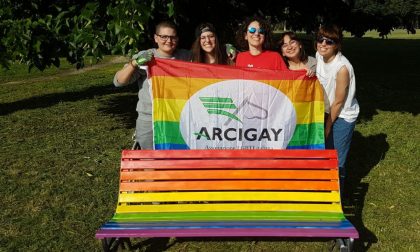 Una panchina arcobaleno per la Giornata Internazionale contro l’omofobia
