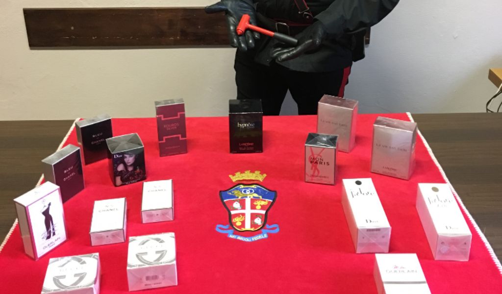 Trovato con 16 flaconi di profumi “tarocchi”, denunciato